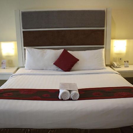 President Executive Club Hotel Cikarang Exterior foto