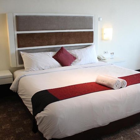 President Executive Club Hotel Cikarang Exterior foto