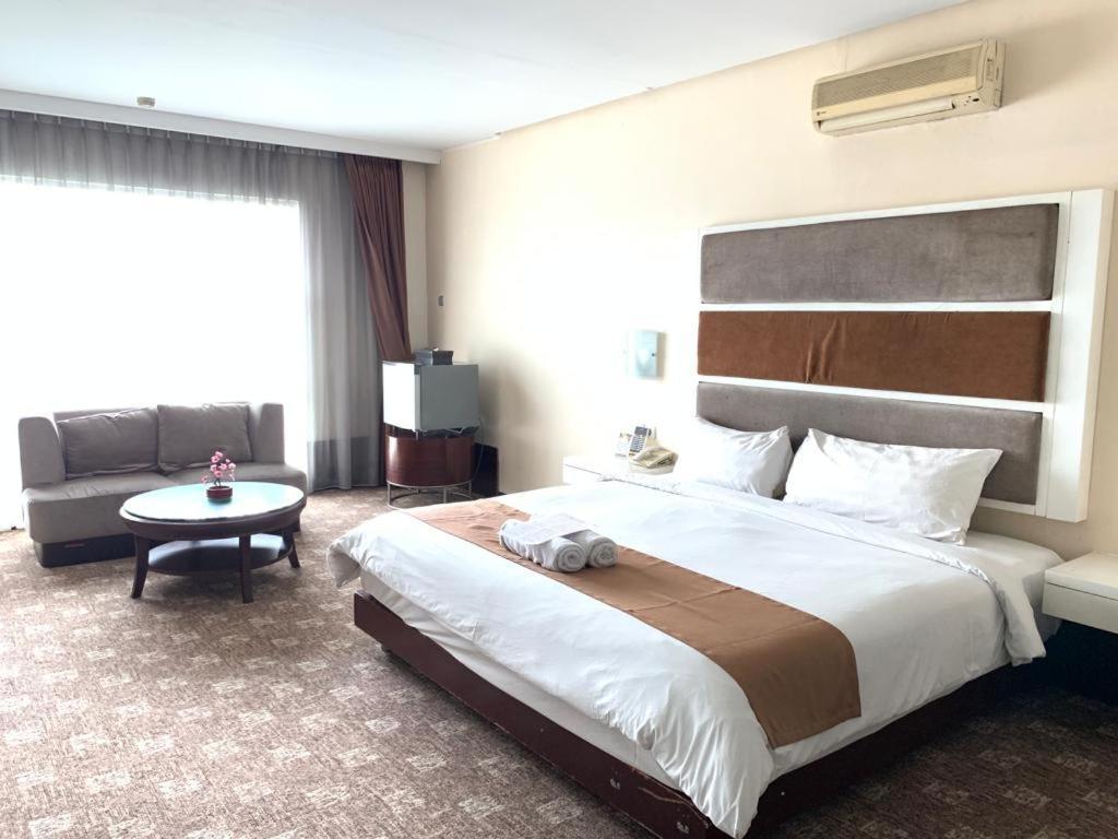 President Executive Club Hotel Cikarang Exterior foto