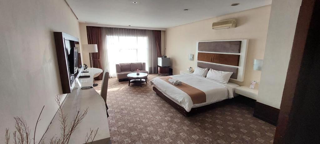 President Executive Club Hotel Cikarang Exterior foto