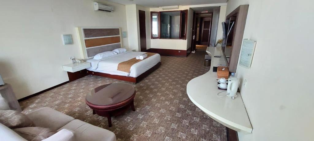 President Executive Club Hotel Cikarang Exterior foto