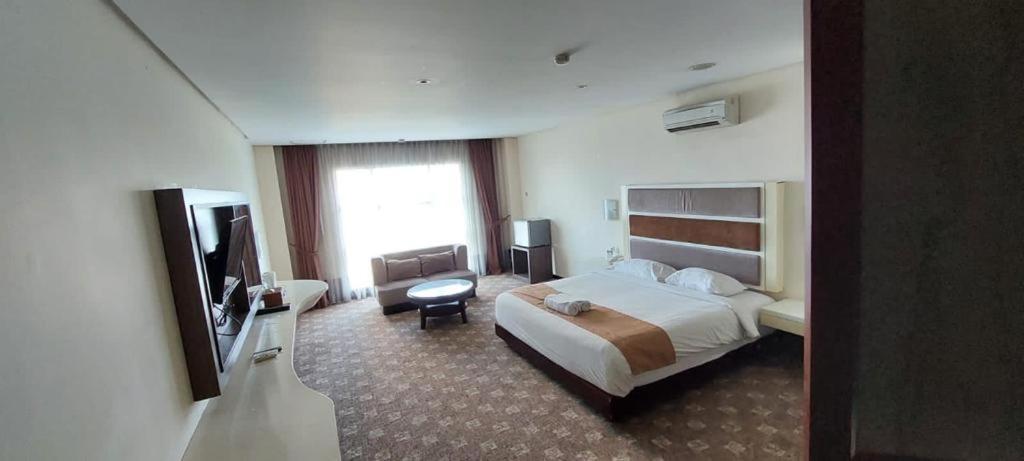 President Executive Club Hotel Cikarang Exterior foto
