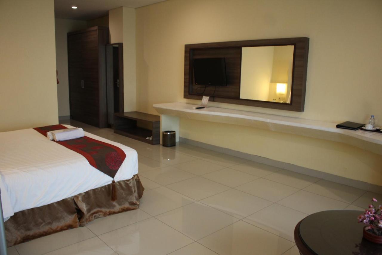 President Executive Club Hotel Cikarang Exterior foto