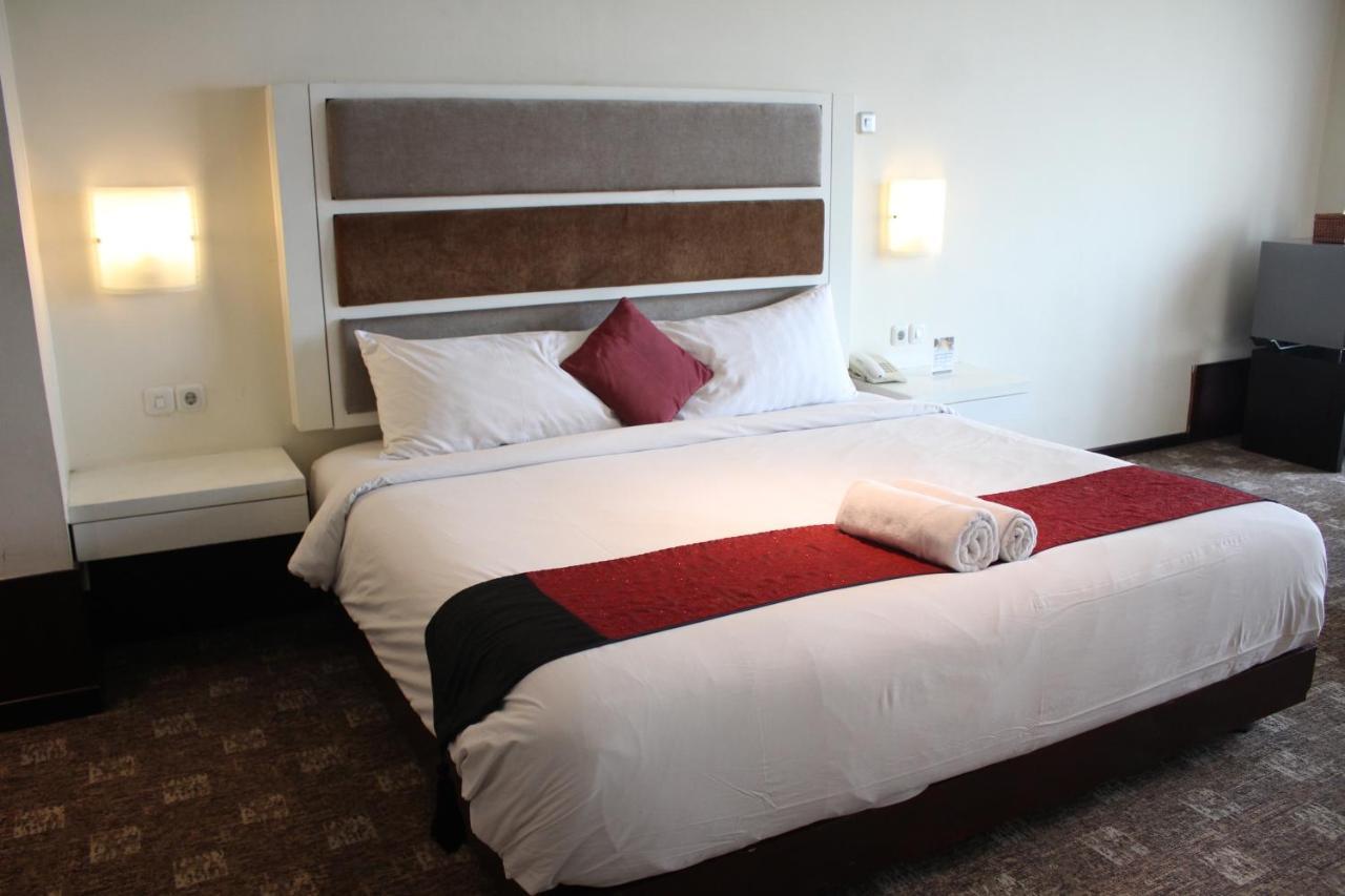 President Executive Club Hotel Cikarang Exterior foto