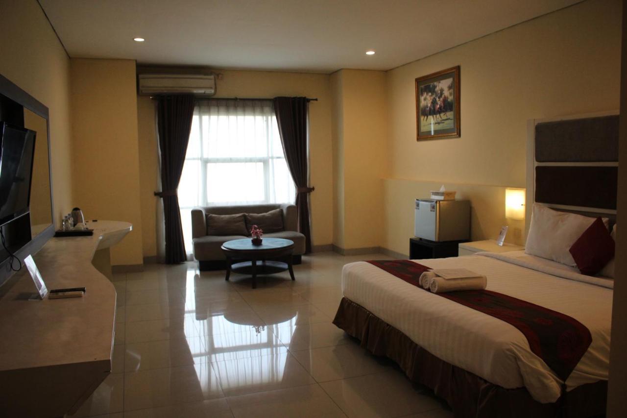 President Executive Club Hotel Cikarang Exterior foto