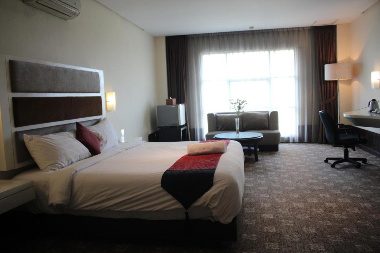 President Executive Club Hotel Cikarang Exterior foto