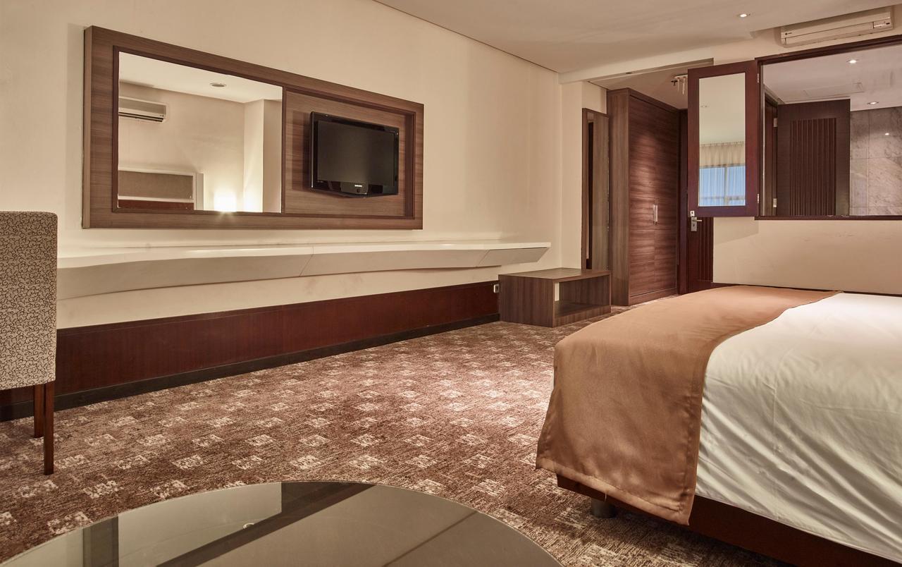 President Executive Club Hotel Cikarang Exterior foto