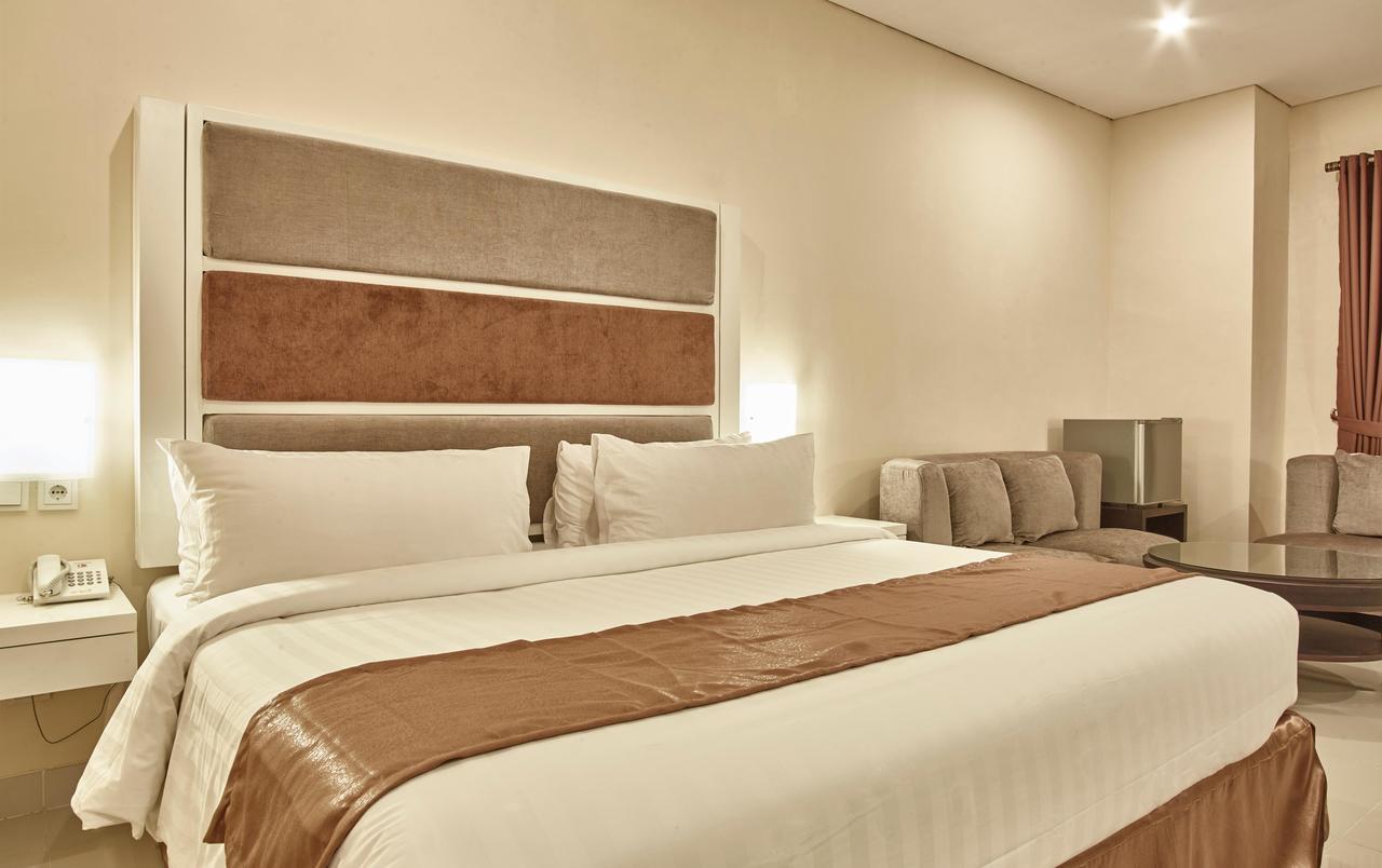 President Executive Club Hotel Cikarang Exterior foto