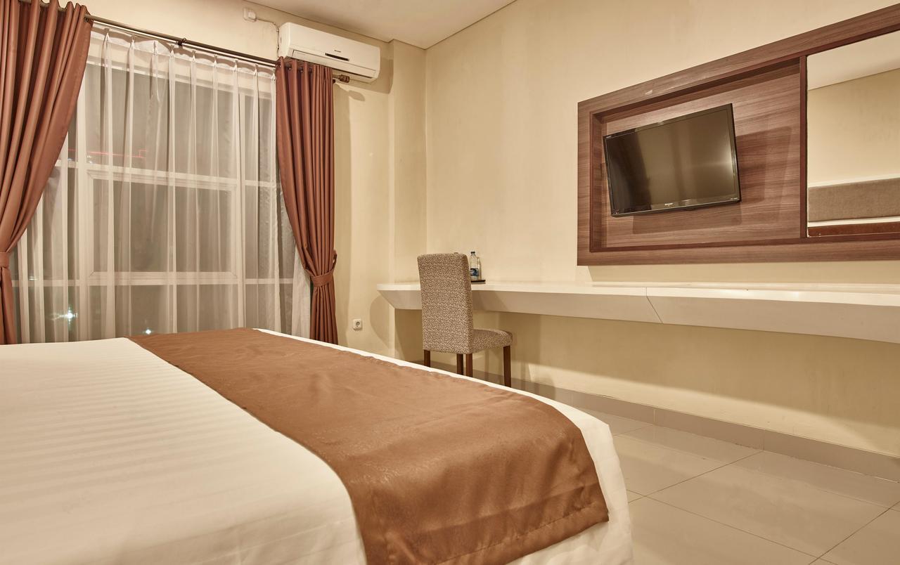 President Executive Club Hotel Cikarang Exterior foto