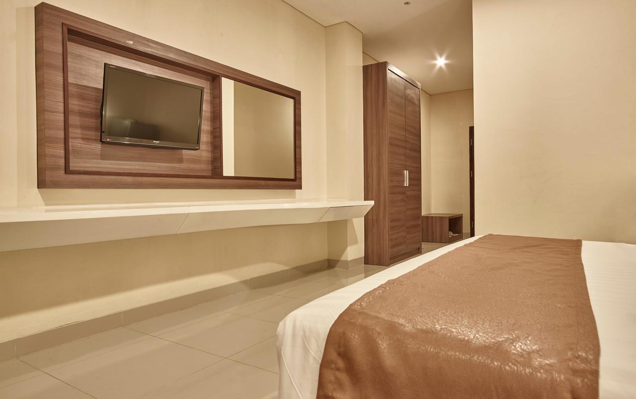 President Executive Club Hotel Cikarang Exterior foto