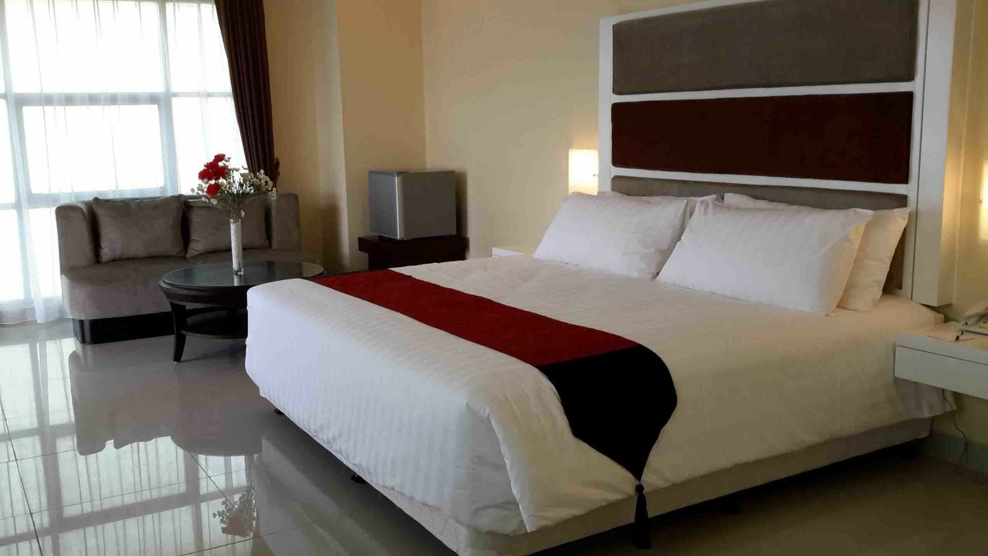 President Executive Club Hotel Cikarang Exterior foto