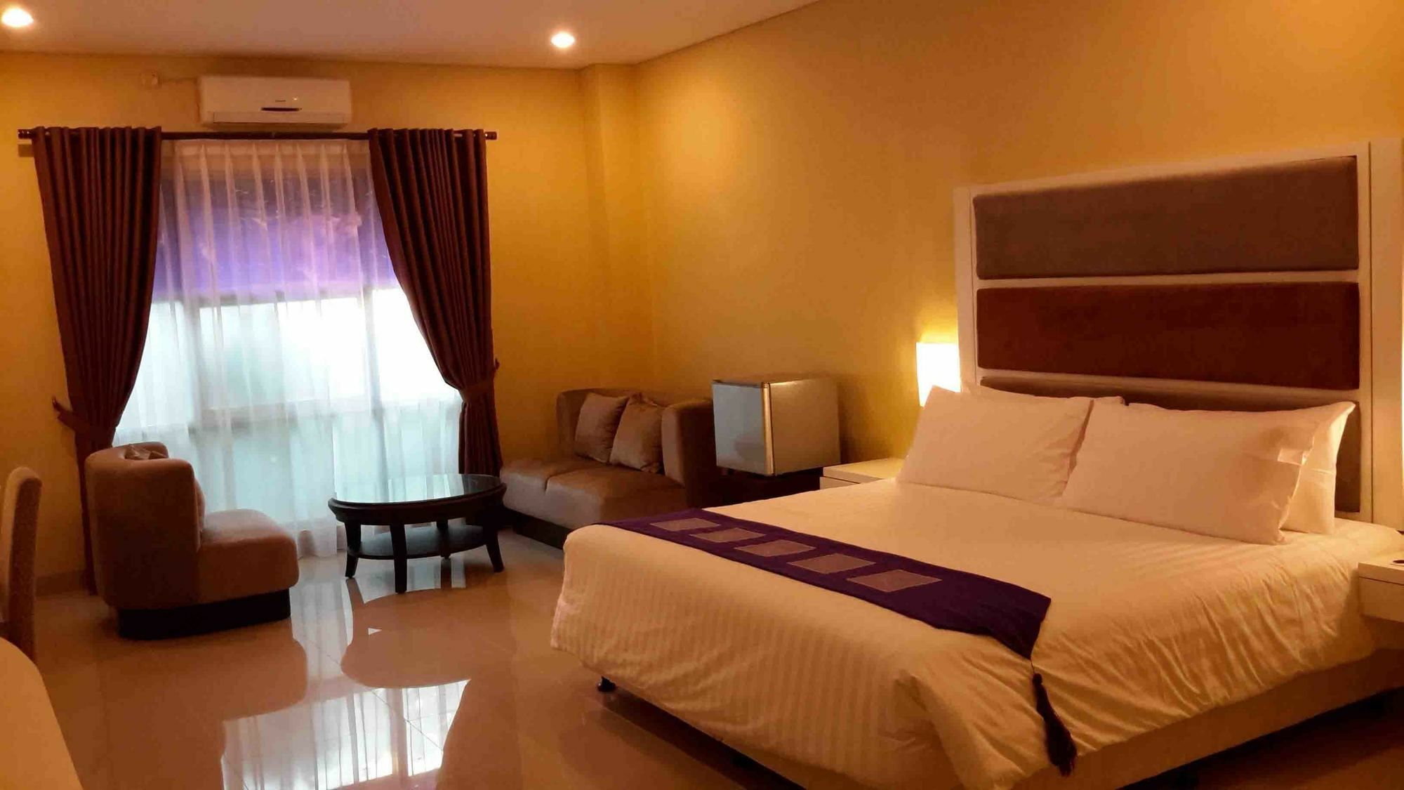 President Executive Club Hotel Cikarang Exterior foto