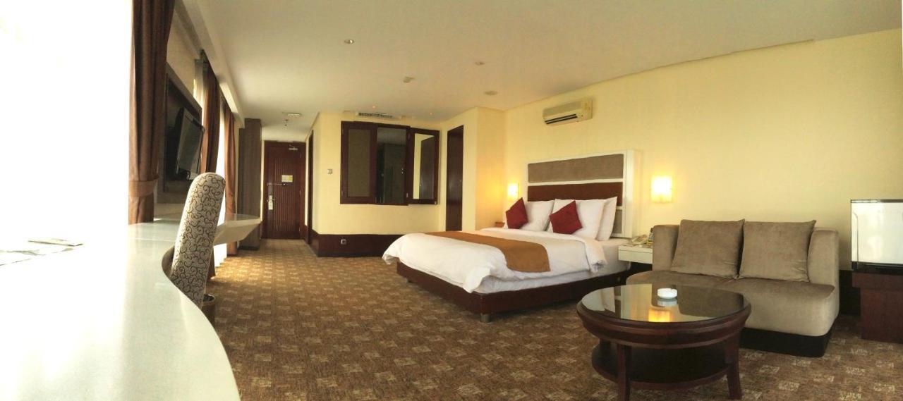 President Executive Club Hotel Cikarang Exterior foto